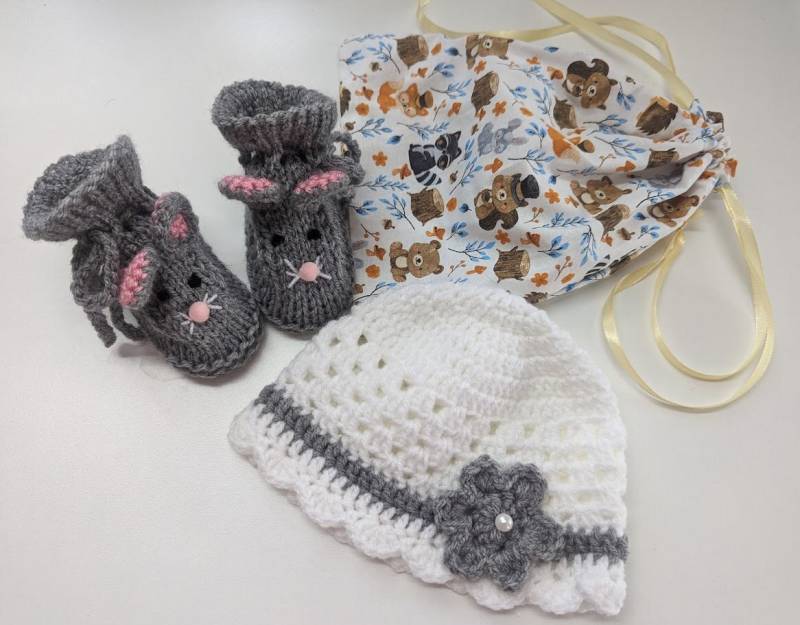 Babyset Erstlingsset Geburtsgeschenk Mütze Und Schuhe Im Geschenkbeutel von stoeberbude