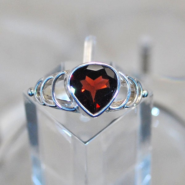 Silberring Mit Granat Silberring Mit Granat von stoneandsilverfr