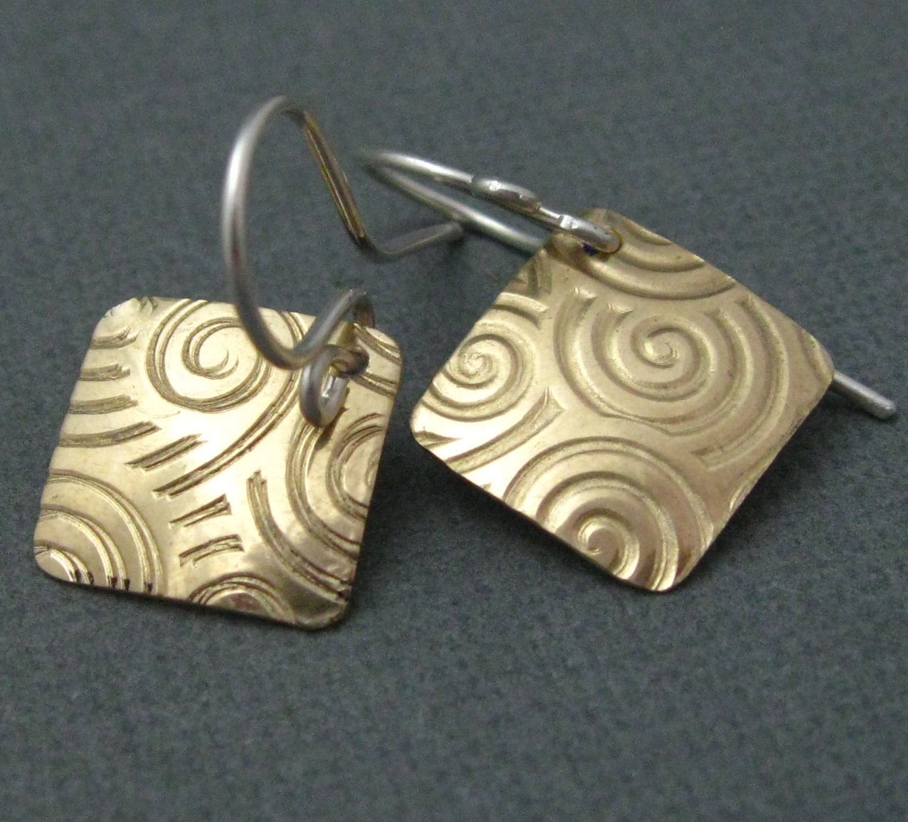 Gold Filled Artisan Mixed Metal Baumeln Ohrringe, Handgemachte Texturierte Sterling Und Ohrringe von stoneandsterling