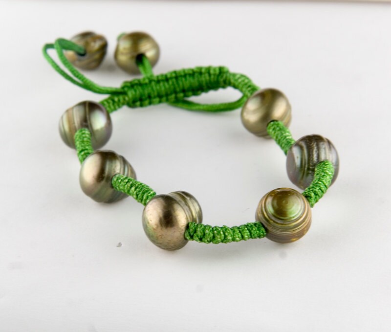 Grünes Süßwasserperlen-Webarmband Mit Verstellbarer Kordel, Grünes Kordel-Armband Süßwasserperlen, Boho-Armband Perlen Grünes Süßwasserperlen-Webarmband Mit Verstellbarer Kordel, Grünes Kordel-Armband Süßwasserperlen, Boho-Armband Perlen von stonenation