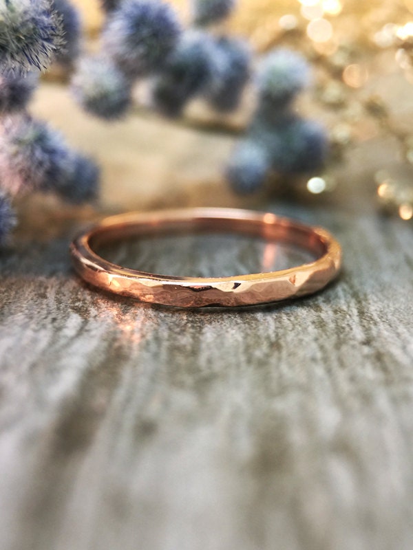 1.9mm Hammered Wedding Band Solide 14K Roségold | 14Kr Minimalist Stapelbare Frauen Verlobungsring Fine Jewelry 1.9mm Hammered Wedding Band Solide 14K Roségold | 14Kr Minimalist Stapelbare Frauen Verlobungsring Fine Jewelry von stonesandgold
