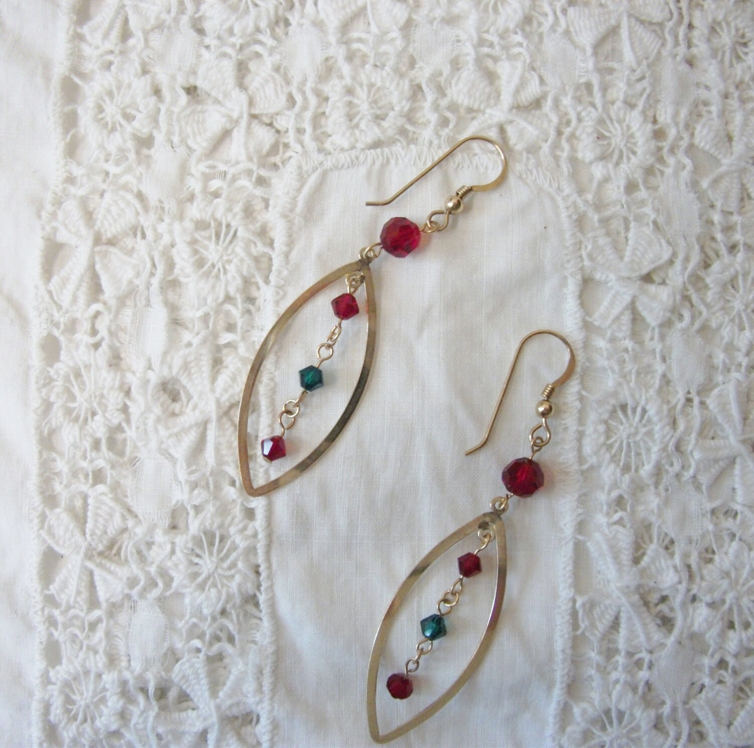 14 Kt Gold Filled Marquise Tropfen Ohrringe Mit Winzigen Swarovski Kristallen von stonesnshells