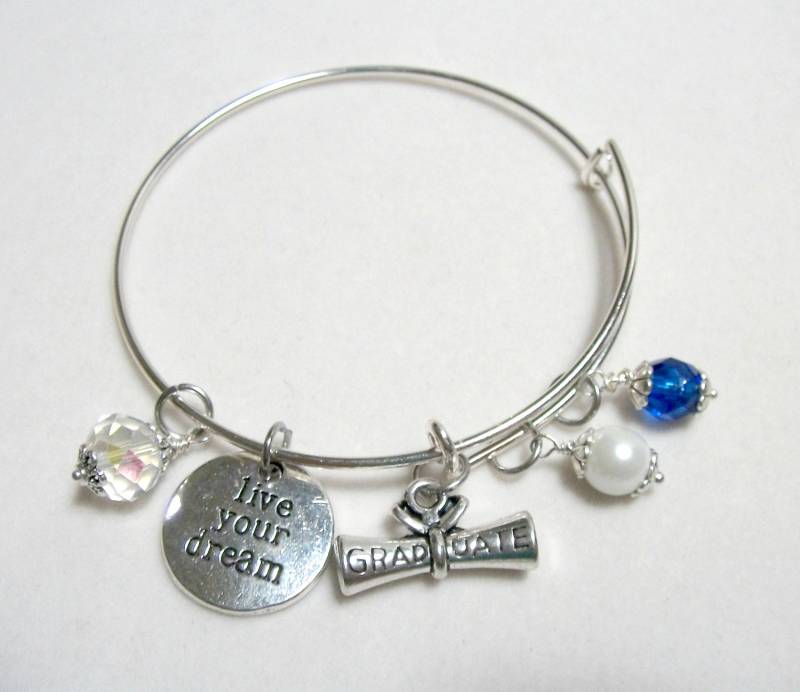 Absolvent Armreif Mit Live Your Dream Charme von stonesnshells