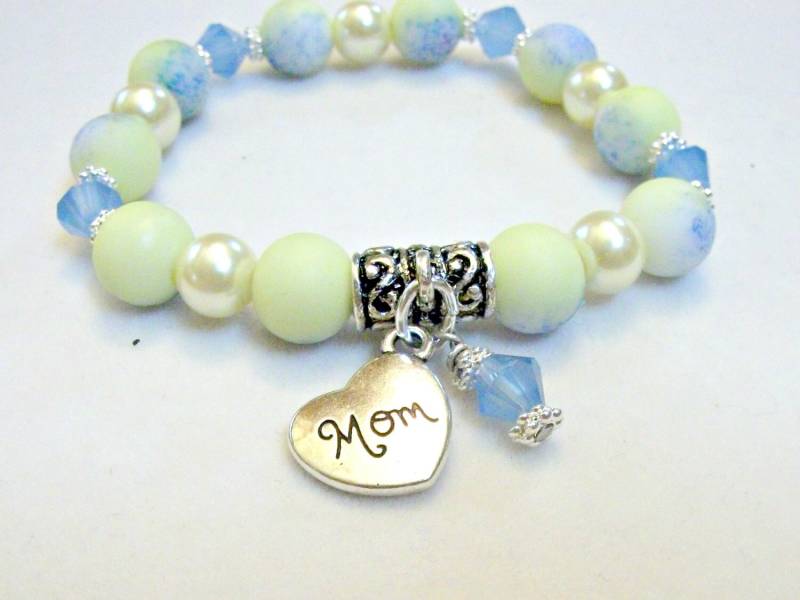 Blaue Und Gelbe Perle "Mom" Charm Armband von stonesnshells