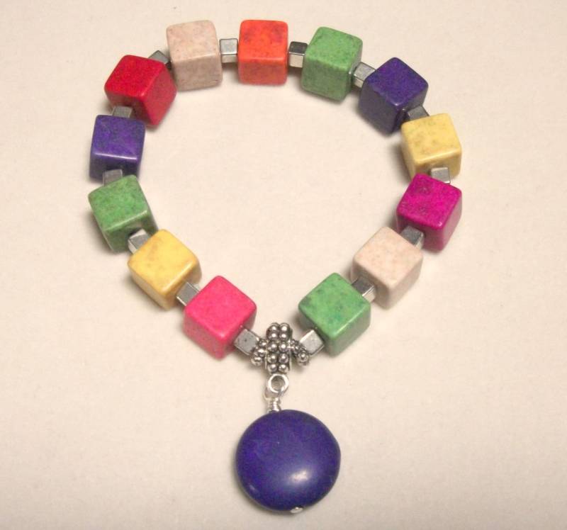 Candy Farbe Keramik Würfel Perle Armband Lila Oder Magenta Charme von stonesnshells