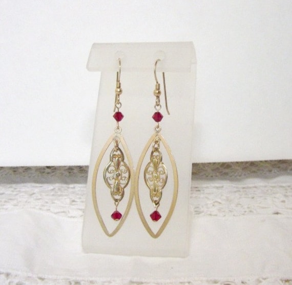 Gold Gefüllt Marquise Ohrringe Mit Winzigen Roten Swarovski-Kristallen von stonesnshells