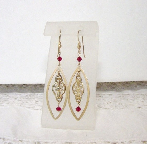 Gold Gefüllt Marquise Ohrringe Mit Winzigen Roten Swarovski-Kristallen von stonesnshells