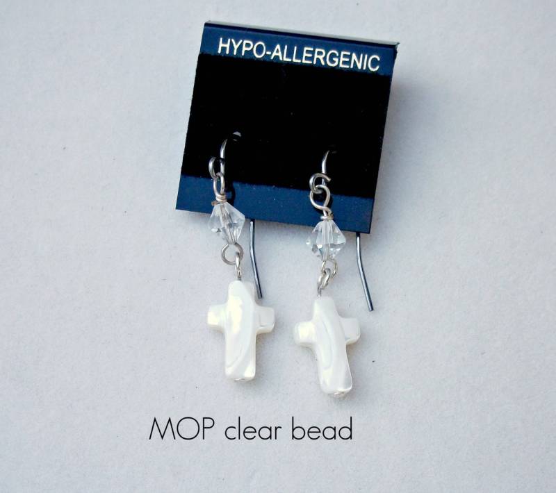 Kreuz Ohrringe Perlmutt Oder Regenbogen-Finish von stonesnshells