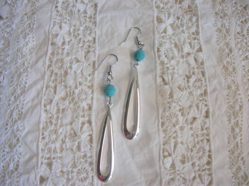 Lange Ohrhänger Mit Facettierter Türkiser Glasperle von stonesnshells