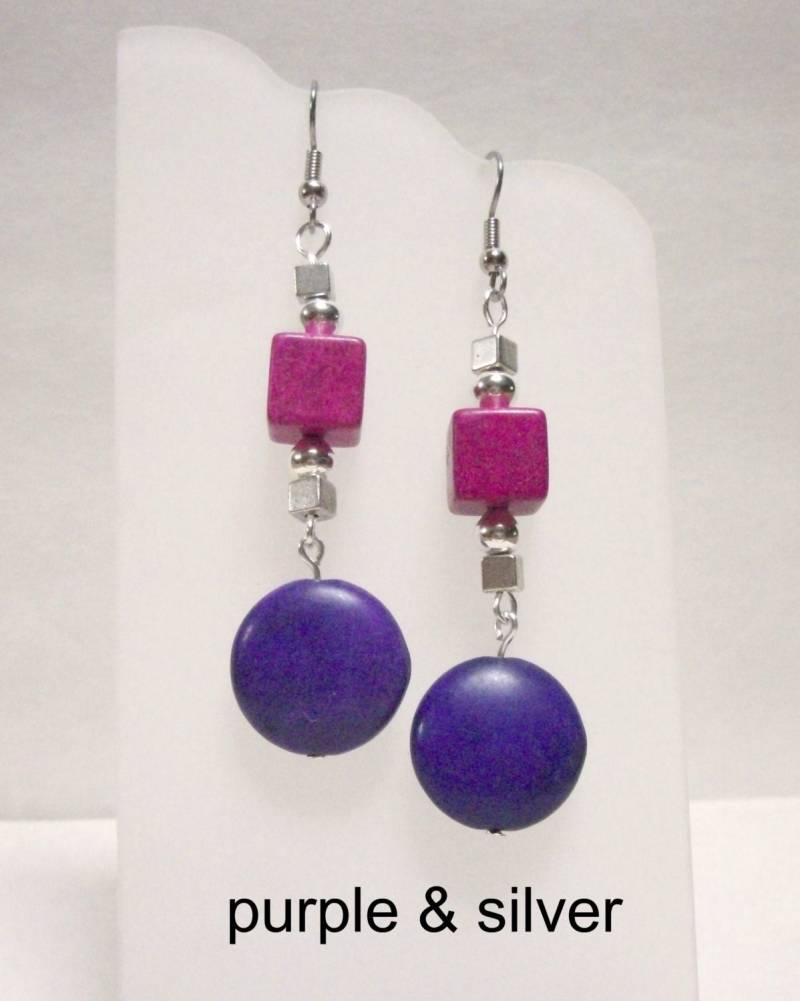 Lila Oder Magenta Keramik Perlenohrringe von stonesnshells