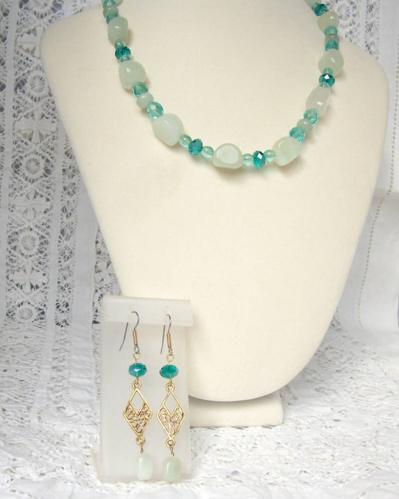 Neue Jade Nugget Edelstein Halskette Und Ohrring-Set von stonesnshells