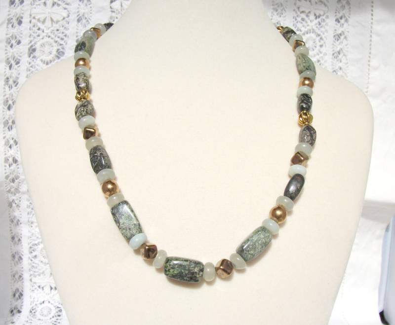 Regenwald-Marmor Und Neue Jade-Edelstein-Halskette Mit Goldfarbenen Akzenten von stonesnshells