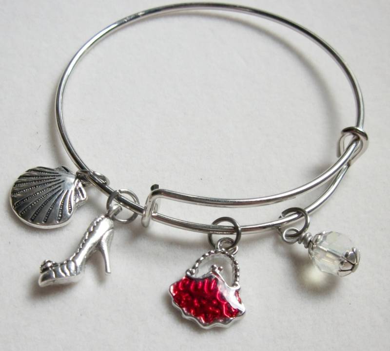 Rote Geldbörse Und High Heel Armreif von stonesnshells