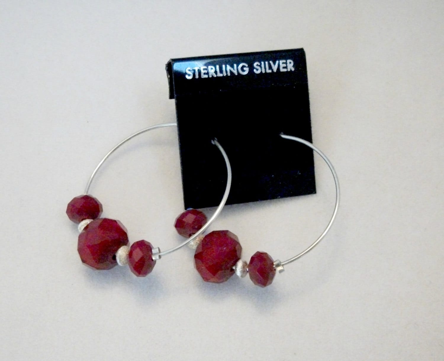 Rote Samt Kristalle Auf Sterling Silber Reifen von stonesnshells