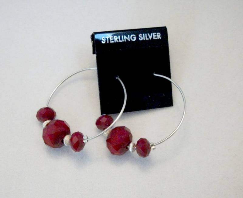 Rote Samt Kristalle Auf Sterling Silber Reifen von stonesnshells