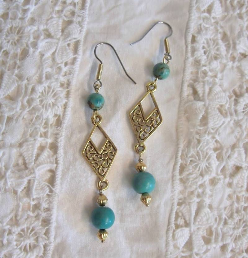 Türkis Blau Magnesit Perlen Auf Gold-Ton Zinn Baumeln Ohrringe von stonesnshells