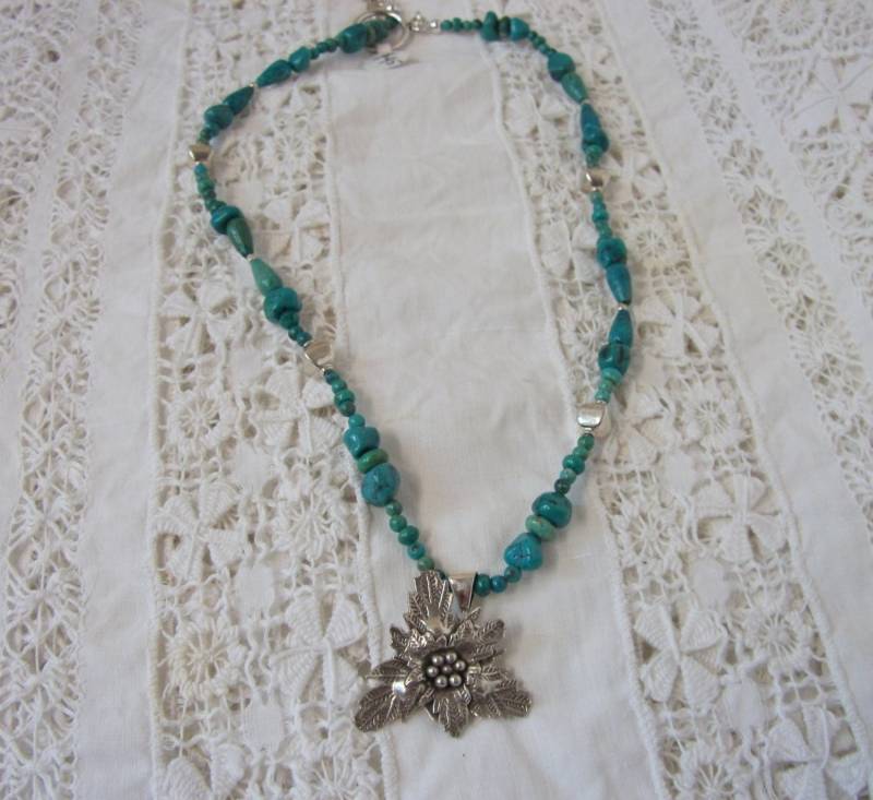 Türkis Edelstein Halskette Mit Hill Tribe's Sterling Silber Anhänger, Akzent Perlen Aus von stonesnshells
