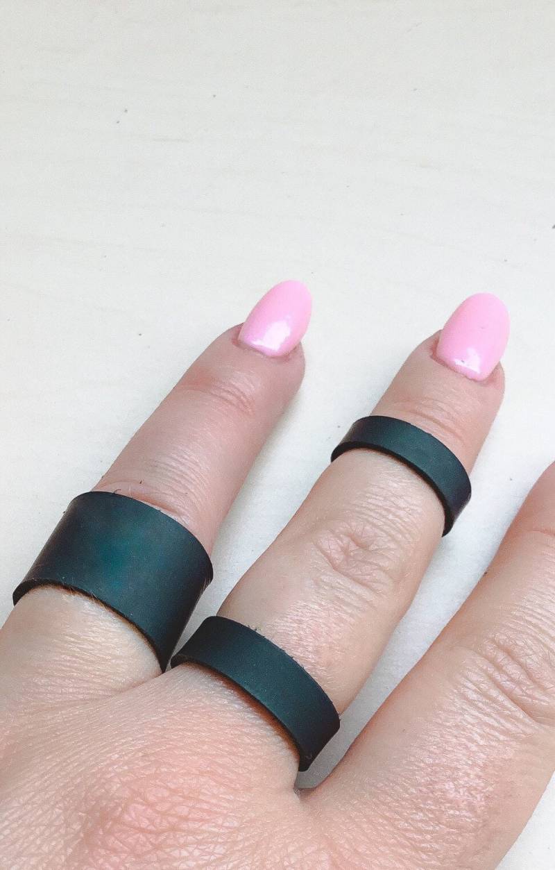 Schwarzer Lederring; Initiale; Buchstaben; Zahlen; Gestalten; Herz; Personalisierung von storeVL