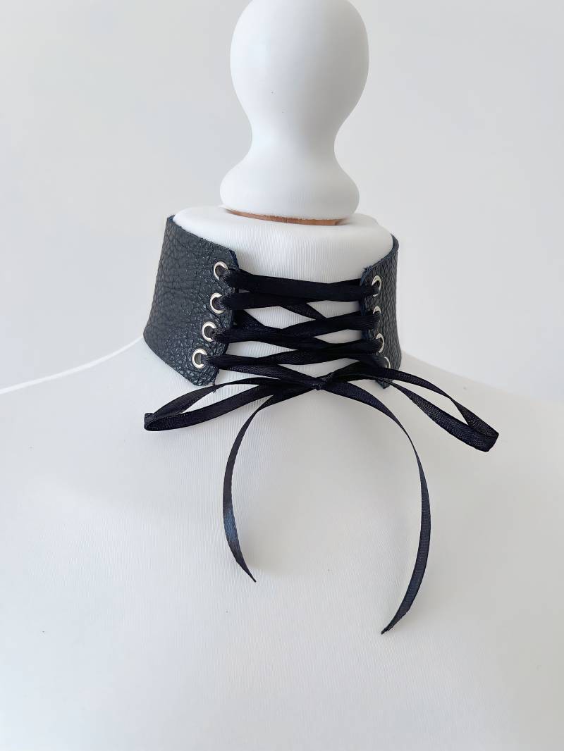 Schwarzes Leder-Schnürkorsett-Halsband; Spitze Vorne; von storeVL