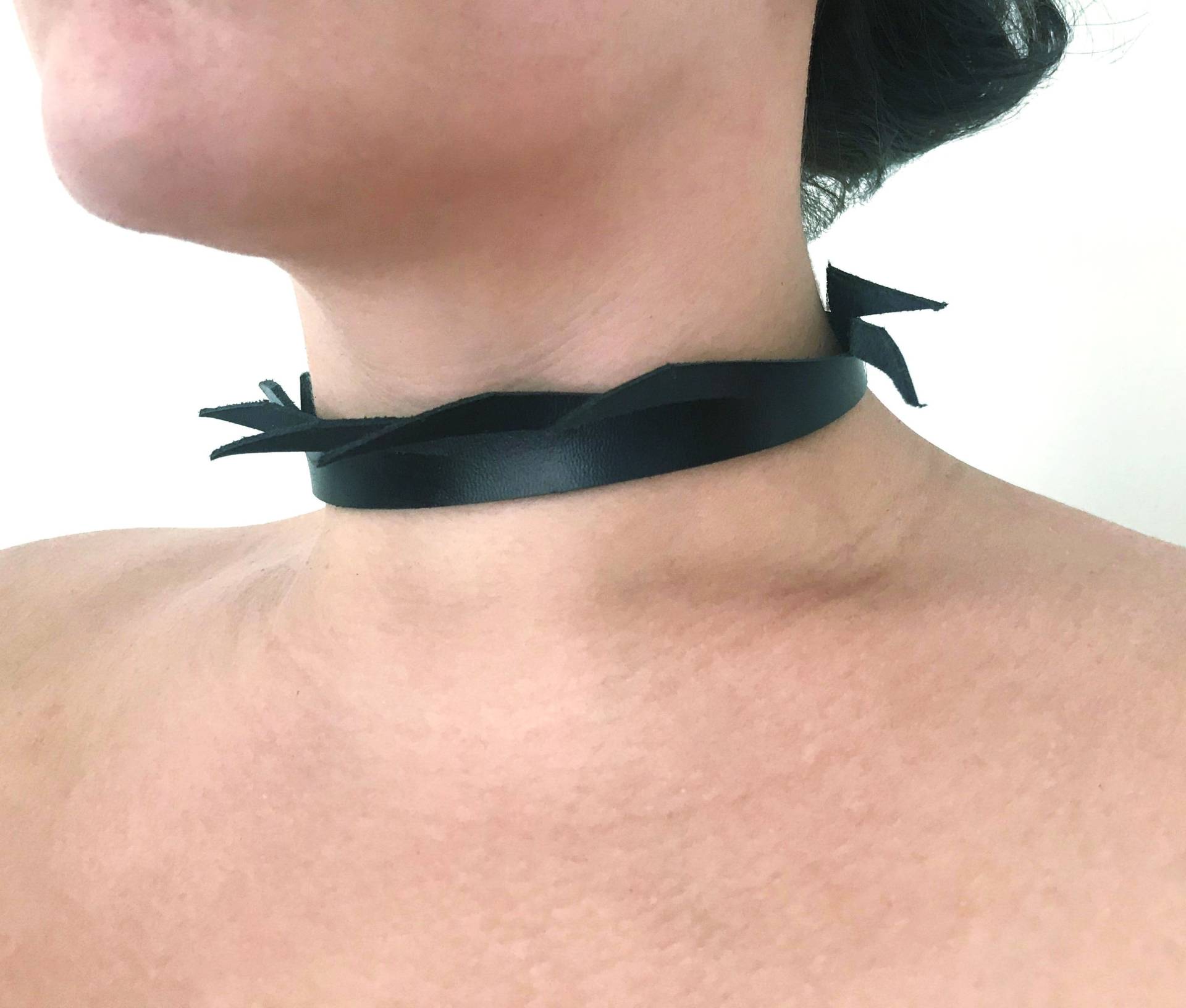 Schwarzes Lederband Mit Steckverschluss Schwarzes Lederband Mit Steckverschluss von storeVL