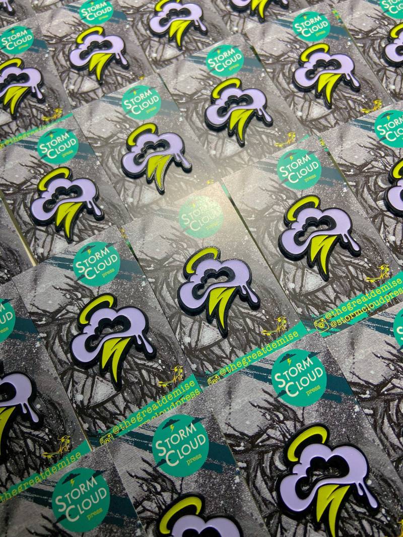 stormcloud Press Glow in The Dark Logo-Pin von stormcloudpress