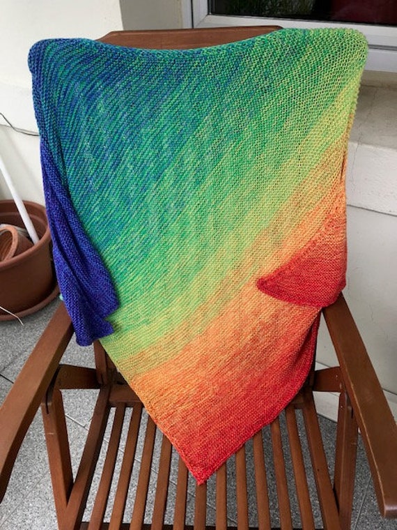 Dreieckstuch, Schultertuch, Stola, Schal, Tuch, Handgestrickt, Gestrickt, Geschenk, Farbverlauf, Farbverlaufsgarn, Regenbogen, Bunt von strickerike