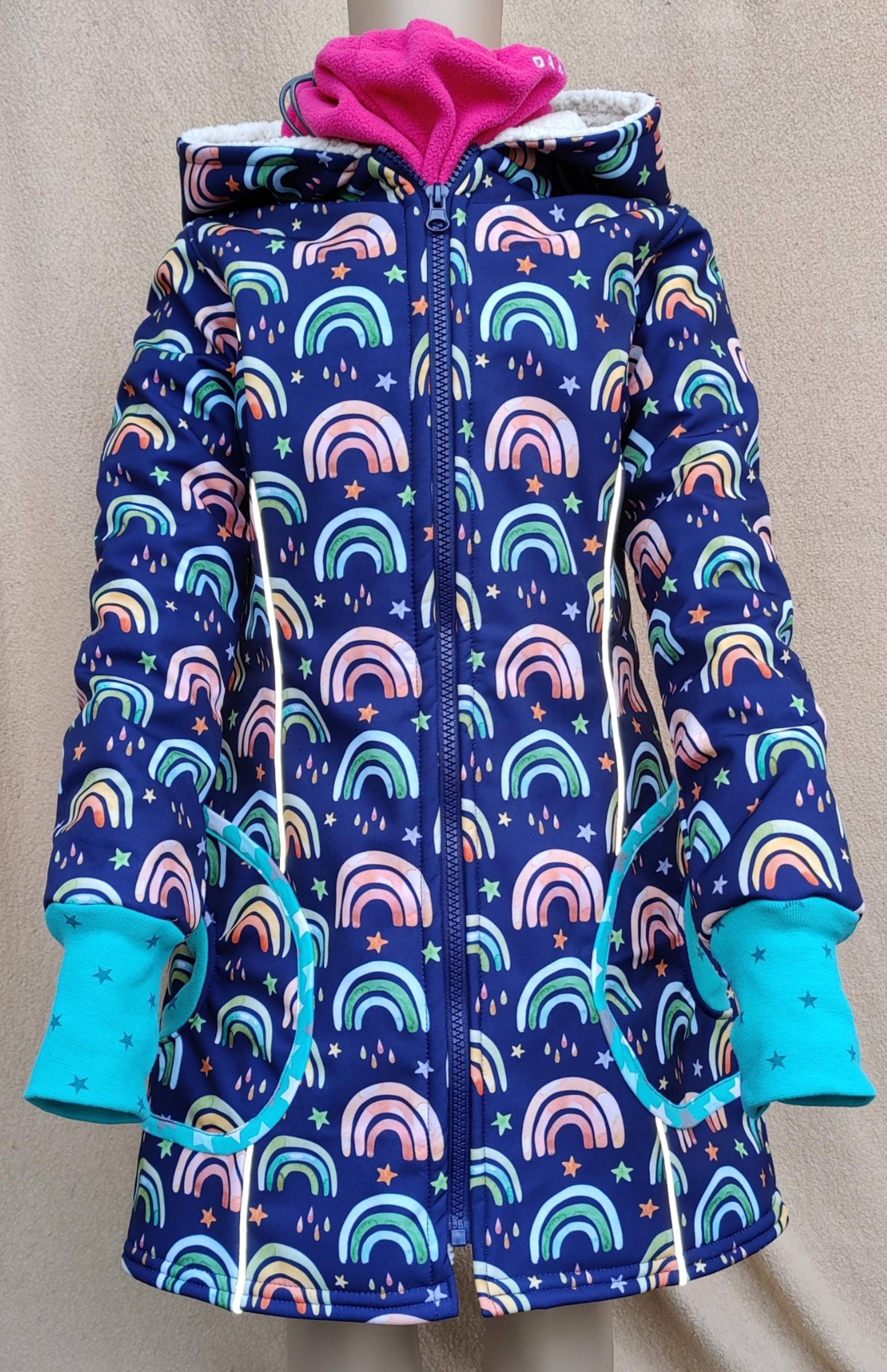 Designbyschiraff - Softshelljacke Softshellmantel Futter Plüsch Reflektoren Daumenloch Zipfelmantel Zipfelkapuze Zipfeljacke Regenbogen Designbyschiraff - Softshelljacke Softshellmantel Futter Plüsch Reflektoren Daumenloch Zipfelmantel Zipfelkapuze Zipfeljacke Regenbogen von strickhuhndesign