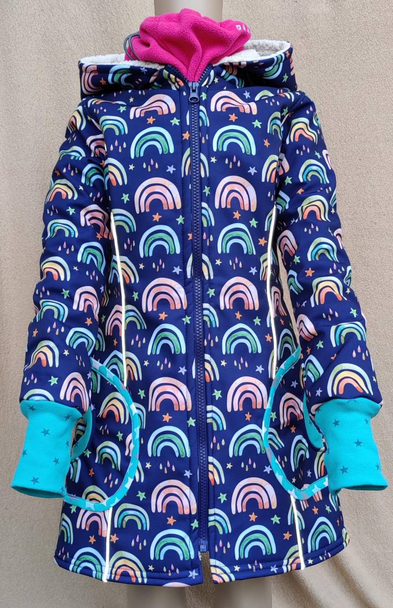 Designbyschiraff - Softshelljacke Softshellmantel Futter Plüsch Reflektoren Daumenloch Zipfelmantel Zipfelkapuze Zipfeljacke Regenbogen von strickhuhndesign