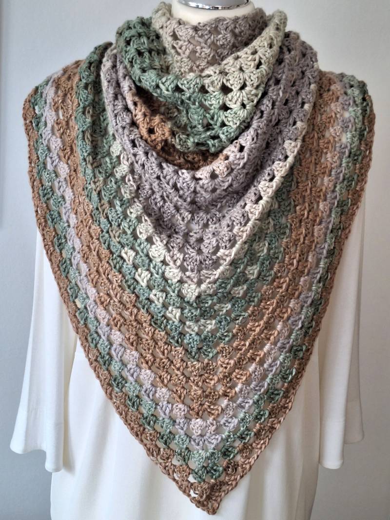 Gehäkeltes Kuscheliges Dreieckstuch von strickmadl