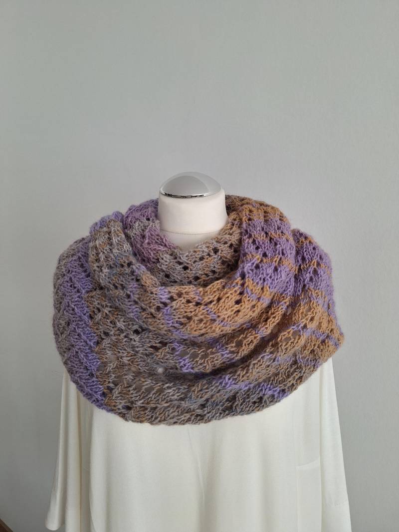Handgestricktes Dreieckstuch Mit Ajourmuster Handgestricktes Dreieckstuch Mit Ajourmuster von strickmadl