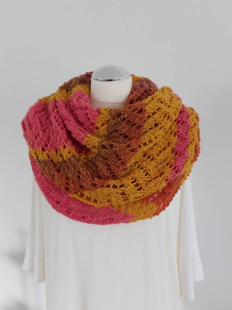 Handgestricktes Dreieckstuch Mit Ajourmuster Handgestricktes Dreieckstuch Mit Ajourmuster von strickmadl