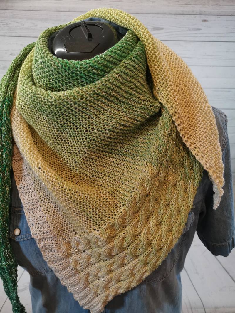Frühling in Sicht Gestricktes Dreieckstuch Asymetrisch - Schal Schultertuch Mustermix Mit Glitzer Farbverlauf Wollweiß/Grün von strickwoman