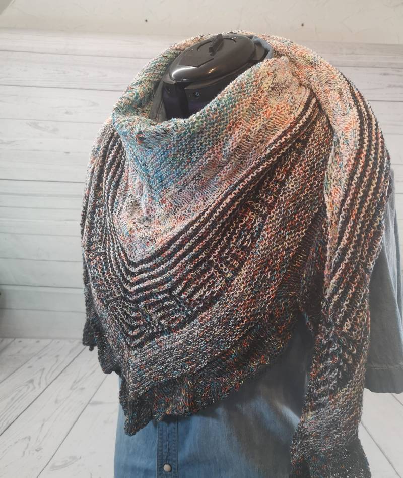 Handarbeit Gestricktes Dreieckstuch - Schal Schultertuch Mustermix Farbverlauf Hellblau Weiß Schwarz Konfetti Bunt von strickwoman