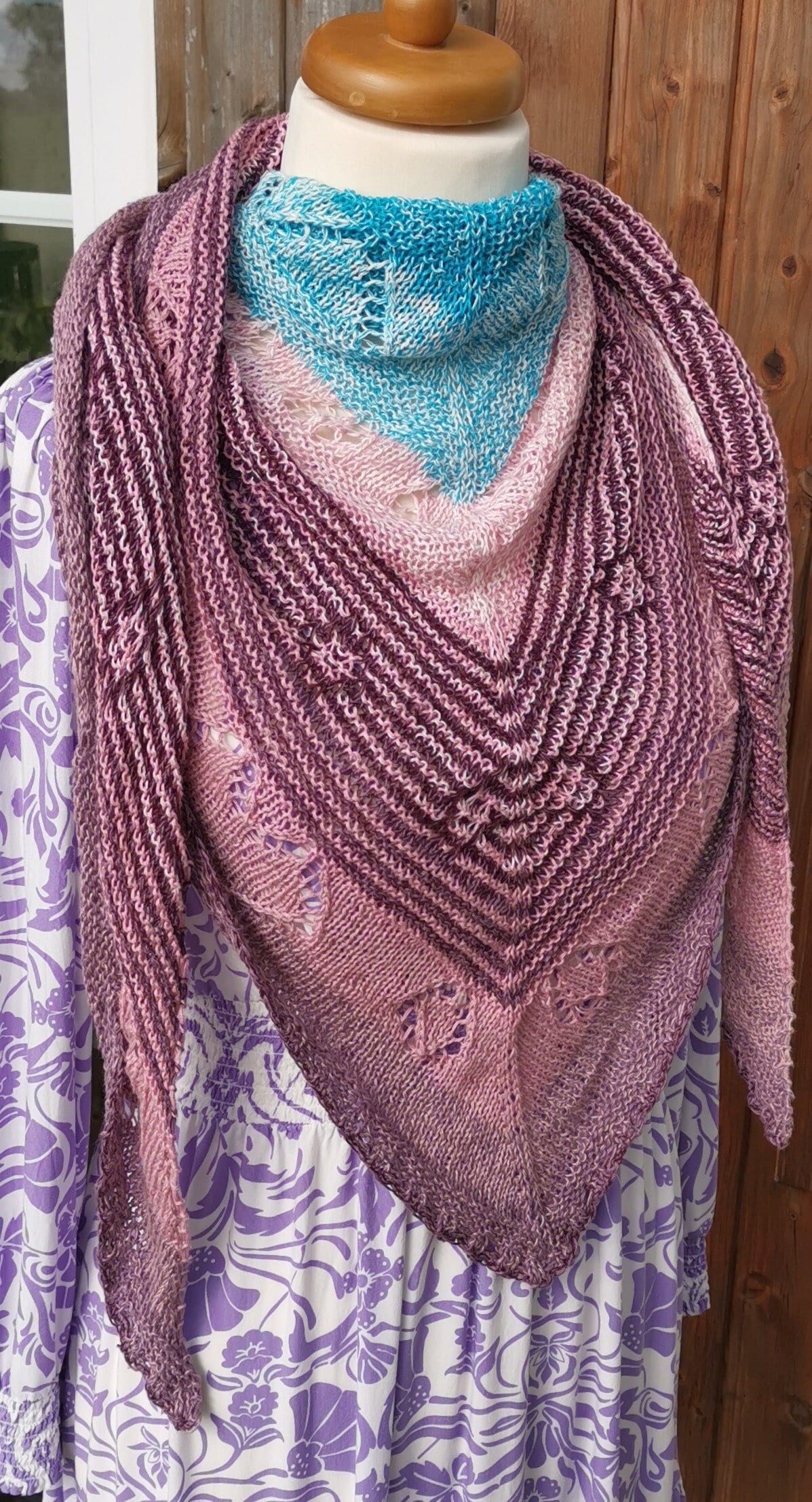 Handarbeit Gestricktes Dreieckstuch - Schal Schultertuch Mustermix Mit Herzchen Farbverlauf Hellblau Rosa Violett von strickwoman
