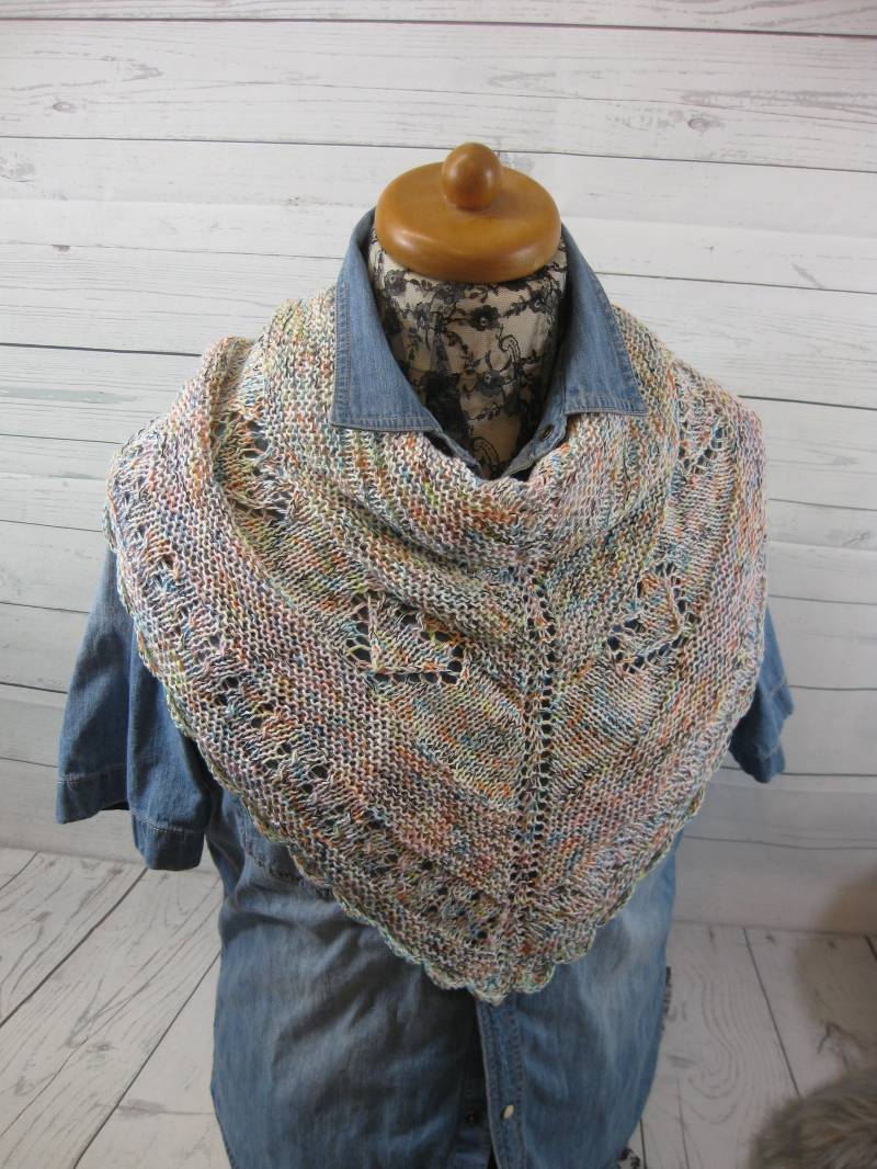 Handarbeit Gestricktes Dreieckstuch - Schal Schultertuch Mustermix Mit Herzchen Farbverlauf Konfetti Bunt von strickwoman