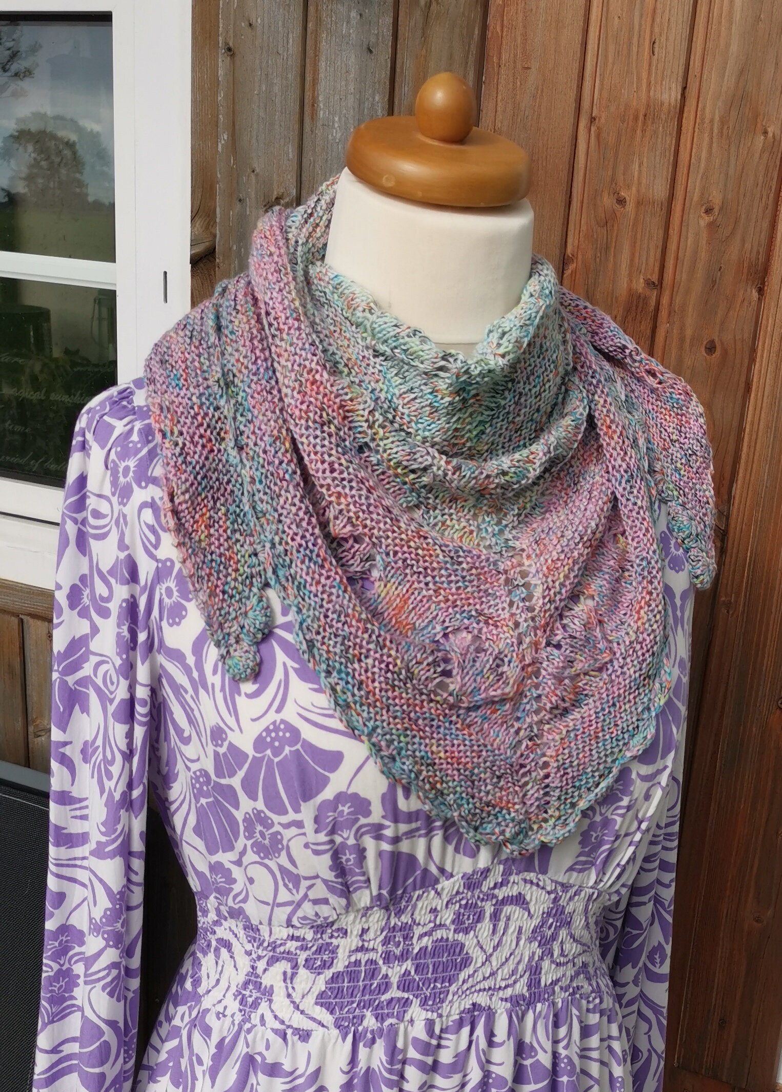 Handarbeit Gestricktes Dreieckstuch - Schal Schultertuch Mustermix Mit Herzchen Farbverlauf Konfetti Bunt von strickwoman