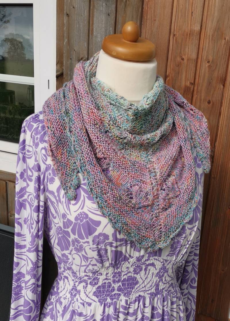 Handarbeit Gestricktes Dreieckstuch - Schal Schultertuch Mustermix Mit Herzchen Farbverlauf Konfetti Bunt von strickwoman