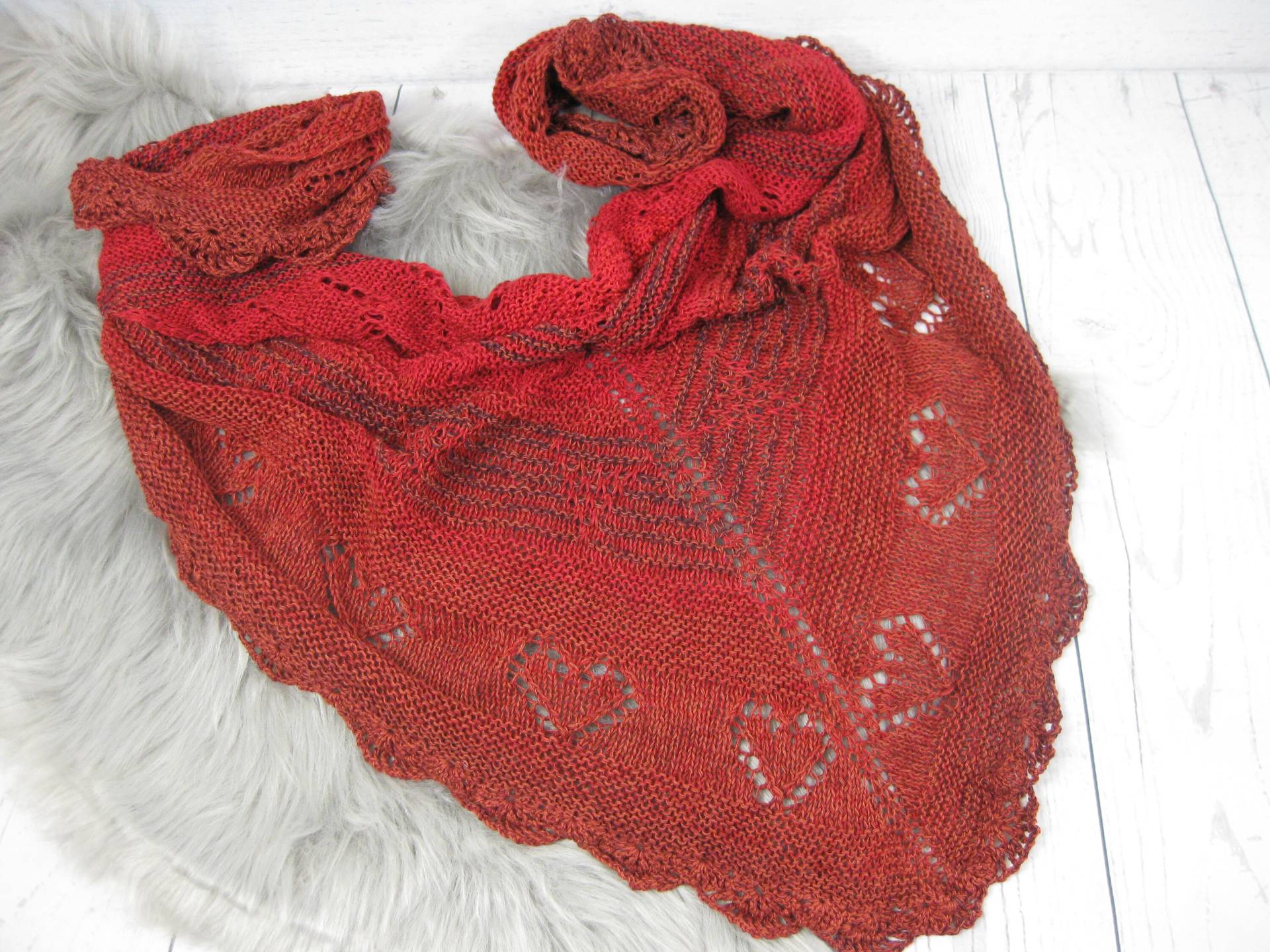 Handarbeit Gestricktes Dreieckstuch - Schal Schultertuch Mustermix Mit Herzchen Farbverlauf Rot Rotbraun Rost von strickwoman