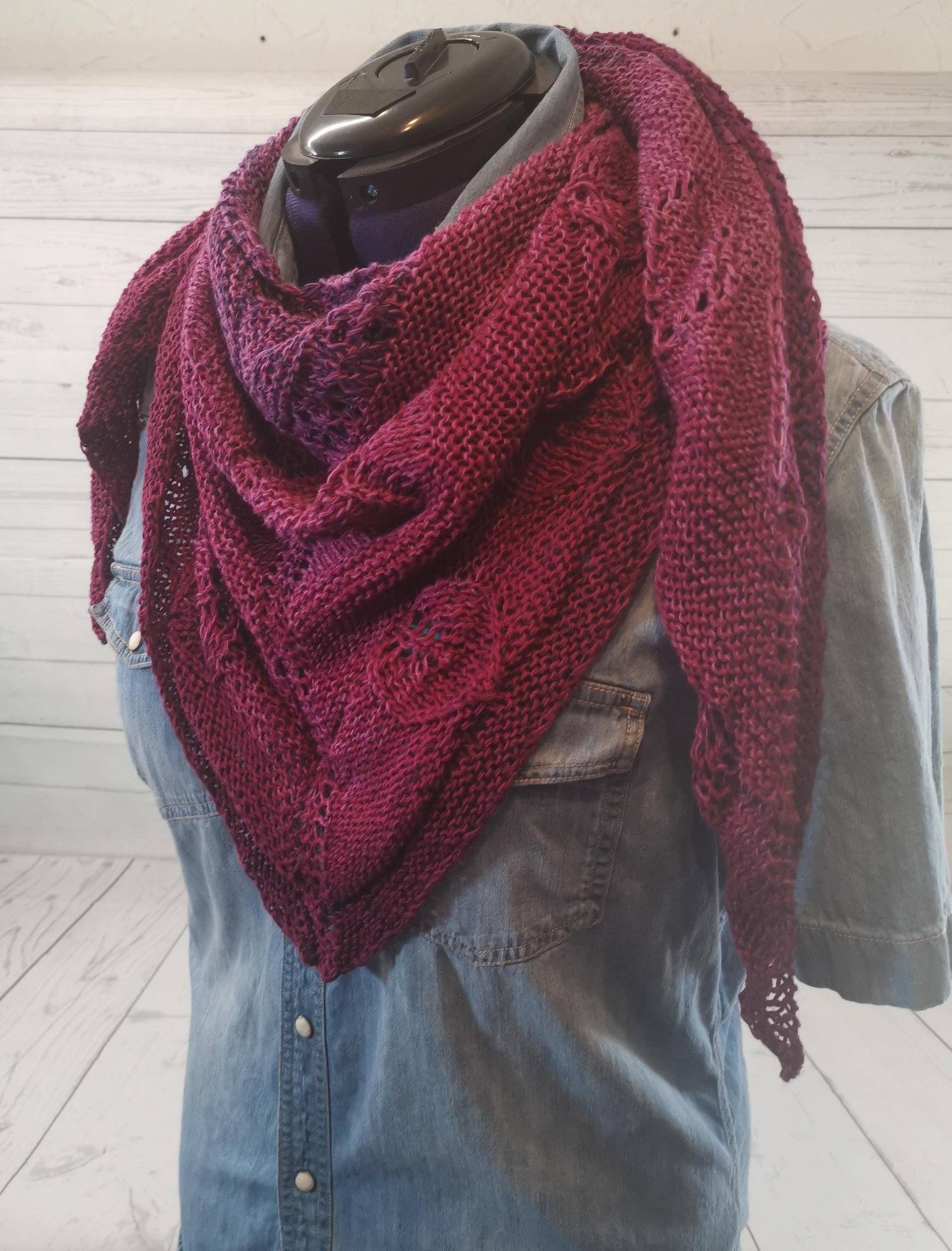 Handarbeit Gestricktes Dreieckstuch - Schal Schultertuch Mustermix Mit Herzchen Farbverlauf Violett Lila von strickwoman