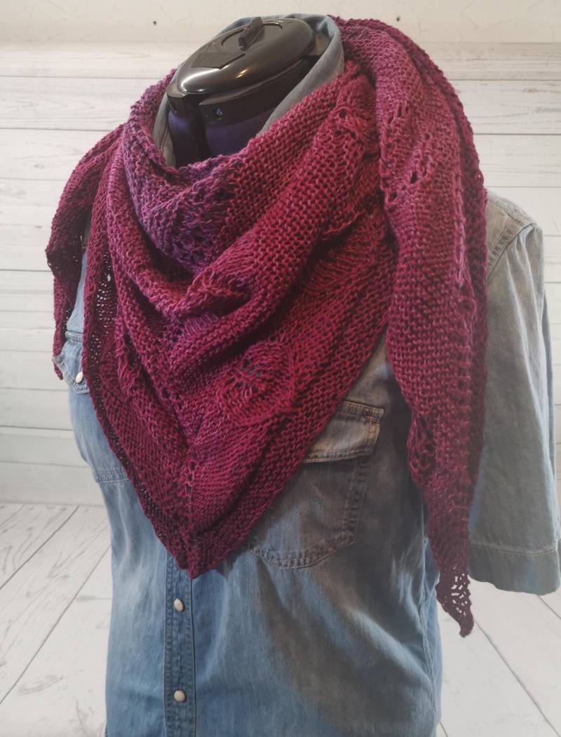 Handarbeit Gestricktes Dreieckstuch - Schal Schultertuch Mustermix Mit Herzchen Farbverlauf Violett Lila von strickwoman