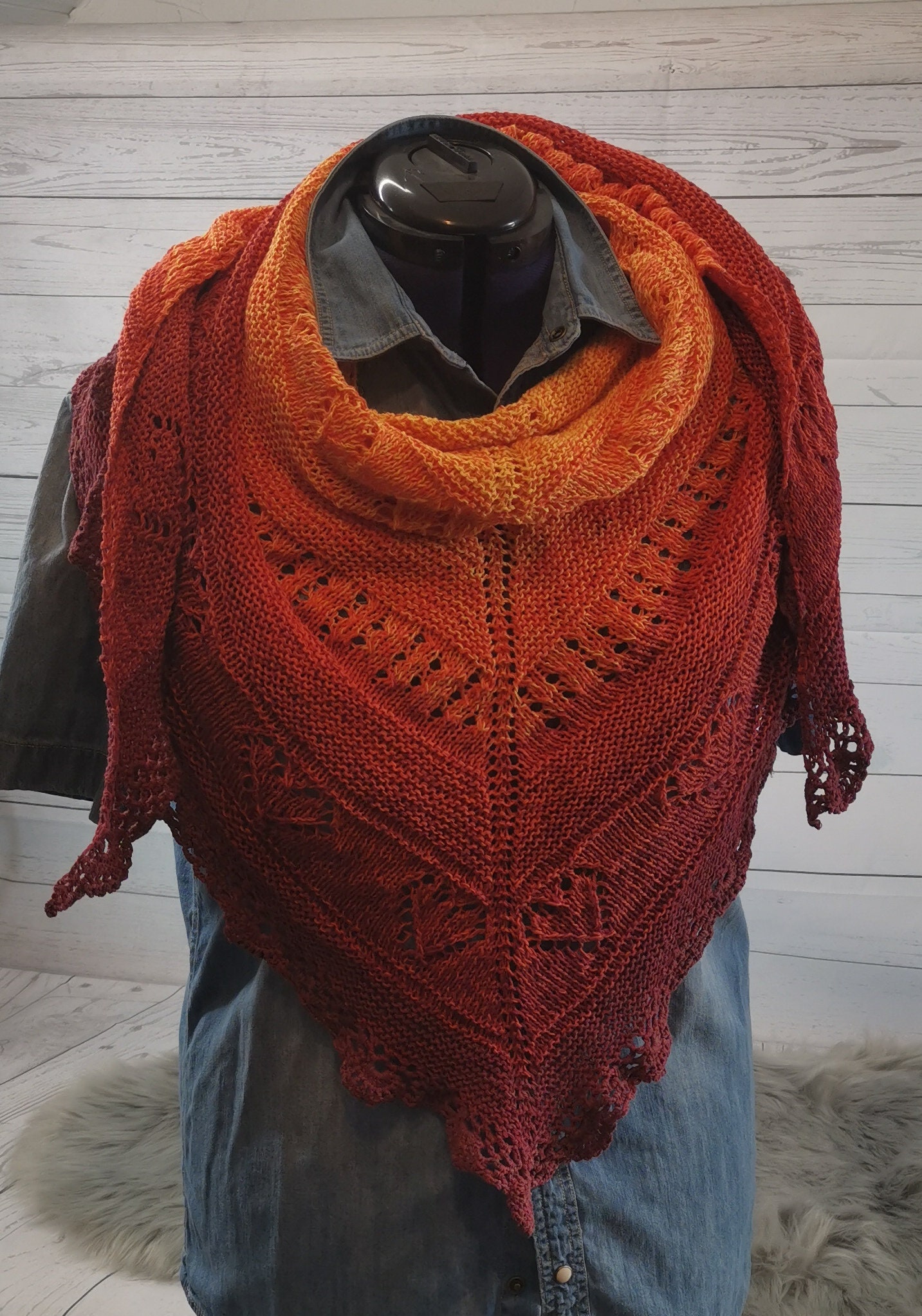 Handarbeit Gestricktes Dreieckstuch - Schultertuch Sonnenuntergang Farbverlauf Gelb, Rot Zu Dunkelrot Mit Recycelter Baumwolle von strickwoman