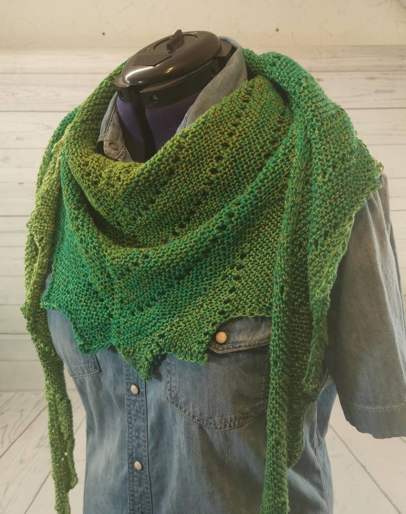 Handarbeit Gestricktes Dreieckstuch Zackenmuster - Schal Schultertuch Mustermix Farbverlauf Grün von strickwoman