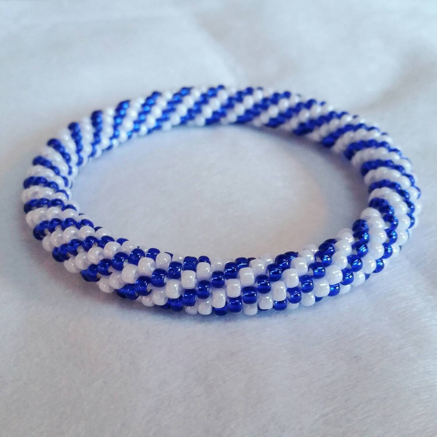 Funkelnde Blaue Und Weiße Spirale Perle Häkeln Armreif - Bereit Zu Versenden Funkelnde Blaue Und Weiße Spirale Perle Häkeln Armreif - Bereit Zu Versenden von stringsbydesign