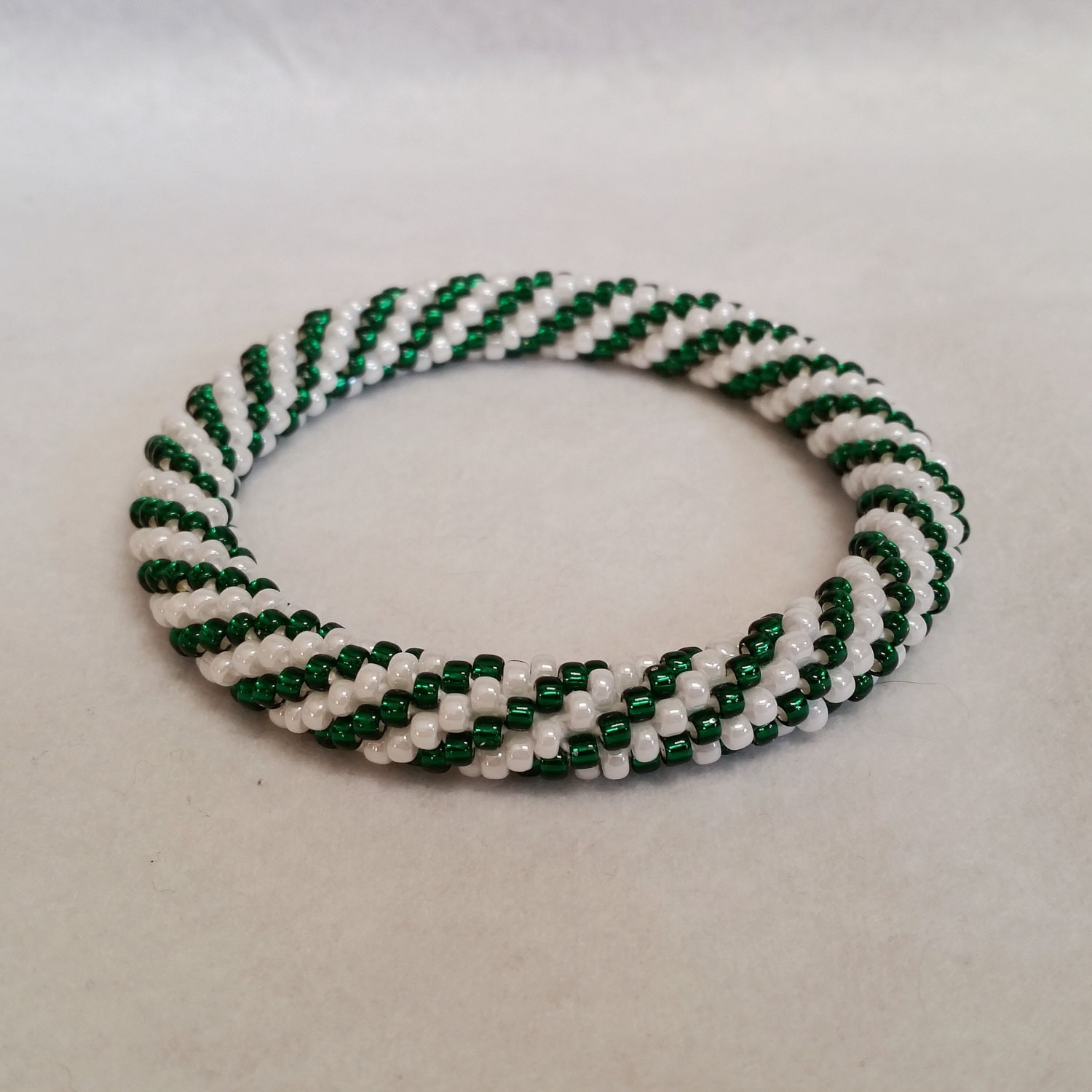 Funkelnden Grün Und Weiße Spirale Perle Häkeln Armreif - Bereit Zu Versenden Funkelnden Grün Und Weiße Spirale Perle Häkeln Armreif - Bereit Zu Versenden von stringsbydesign