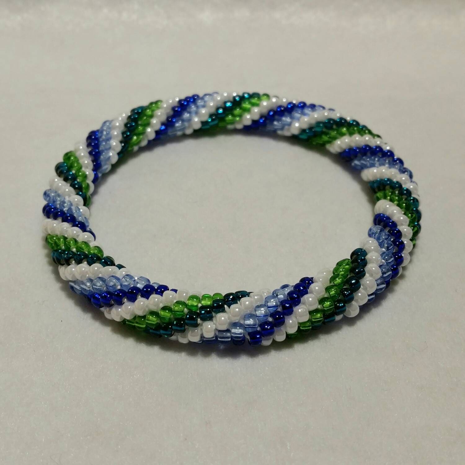 Gehäkelter Armreif - Gehäkelte Spiralperle Versandfertig Gehäkelter Armreif - Gehäkelte Spiralperle Versandfertig von stringsbydesign
