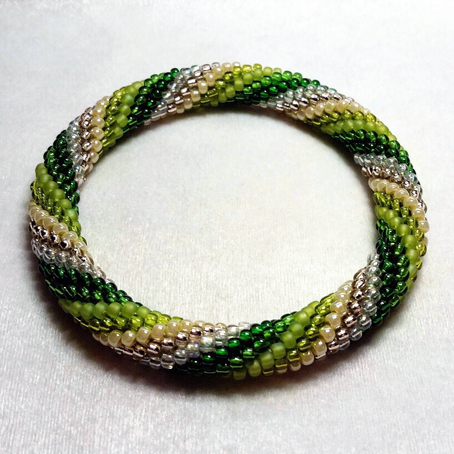 Grüne Spirale Rocailles Perlen Häkeln Armreif - Bereit Zu Versenden Grüne Spirale Rocailles Perlen Häkeln Armreif - Bereit Zu Versenden von stringsbydesign