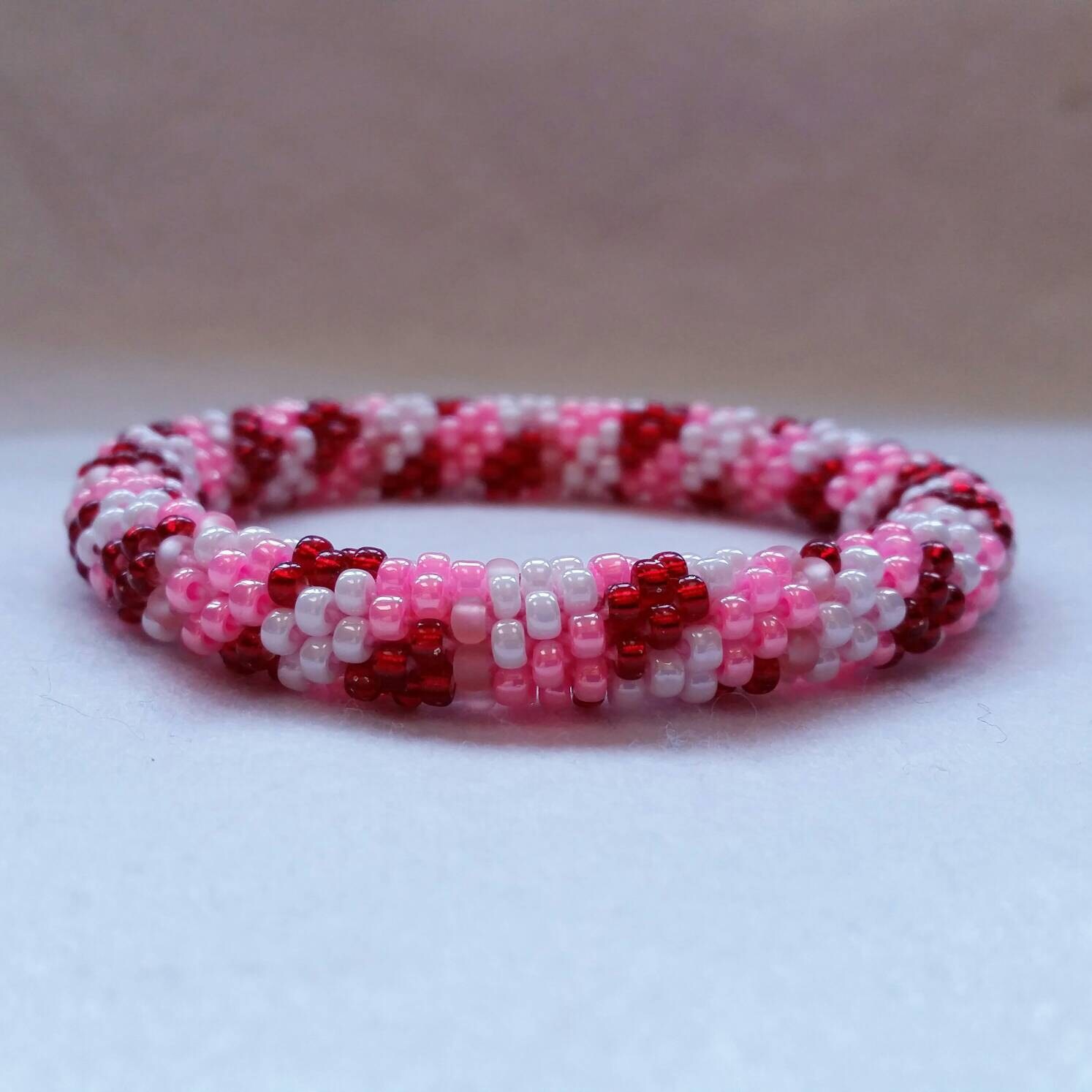 Rot, Rosa Und Weißen Patchwork Samen Perle Häkeln Armreif - Sofort Lieferbar Rot, Rosa Und Weißen Patchwork Samen Perle Häkeln Armreif - Sofort Lieferbar von stringsbydesign