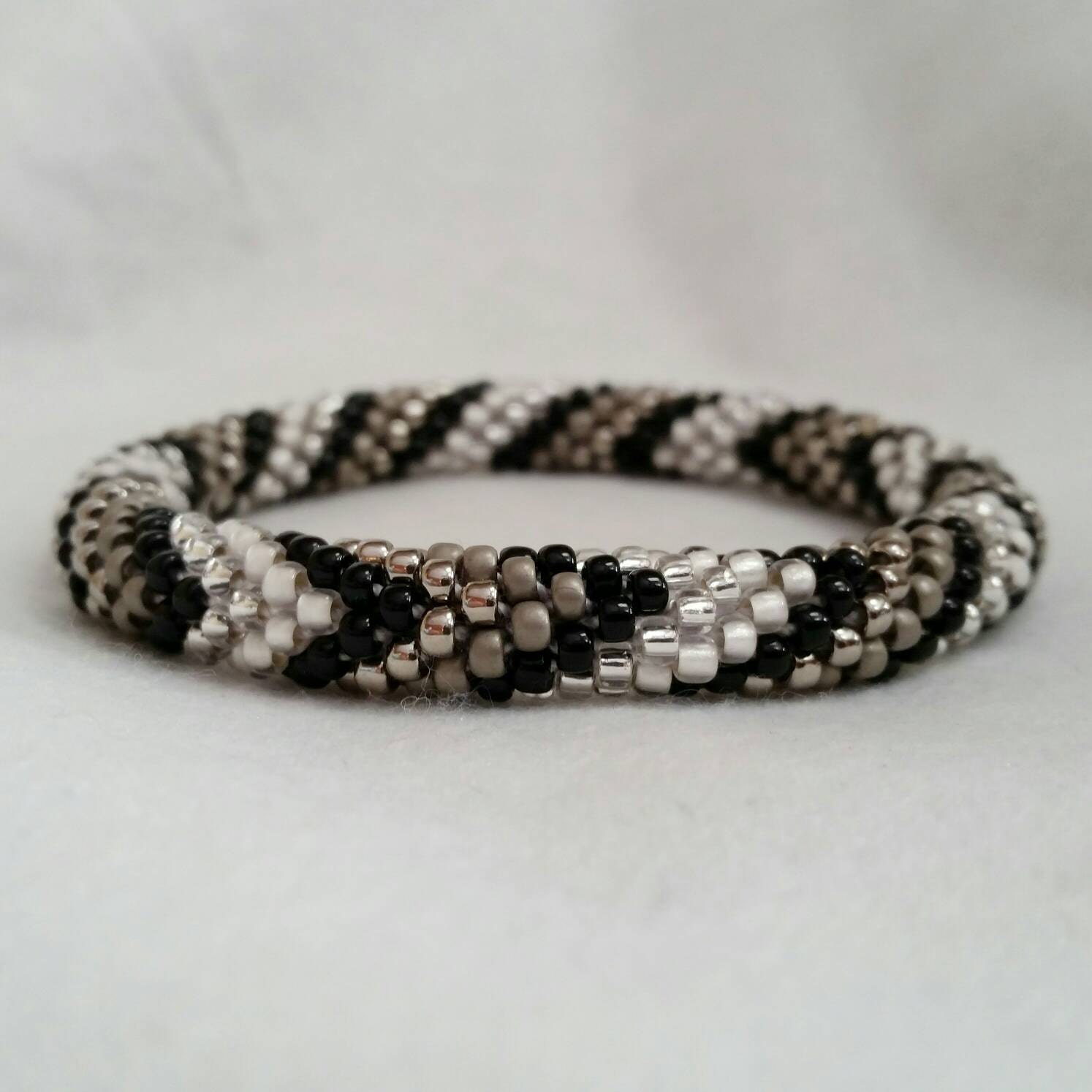 Schwarz Und Weiß V-Muster Samen Perle Häkeln Armreif - Sofort Lieferbar Schwarz Und Weiß V-Muster Samen Perle Häkeln Armreif - Sofort Lieferbar von stringsbydesign