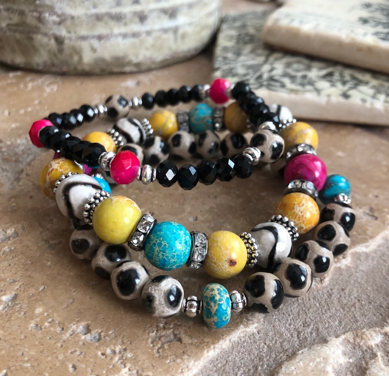 Schwarz & Weiß Dzi Achat Rosa Gelb Türkis Edelstein Perlen Armband Set Boho Schmuck Schwarz & Weiß Dzi Achat Rosa Gelb Türkis Edelstein Perlen Armband Set Boho Schmuck von stringsnstonesshop