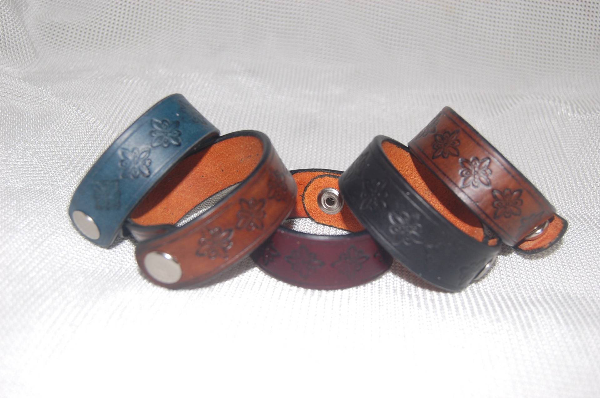Lederarmband, Handarbeit, 2, 5 cm Breit, Freundschaftsarmband von strowbridgeleather